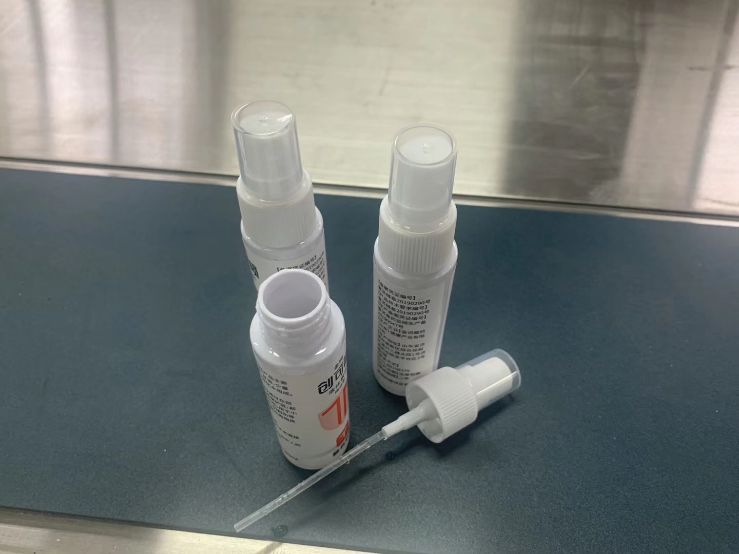 ตัวอย่างการเติมขวดยาฆ่าเชื้อแอลกอฮอล์และตัวอย่างเครื่องจักร