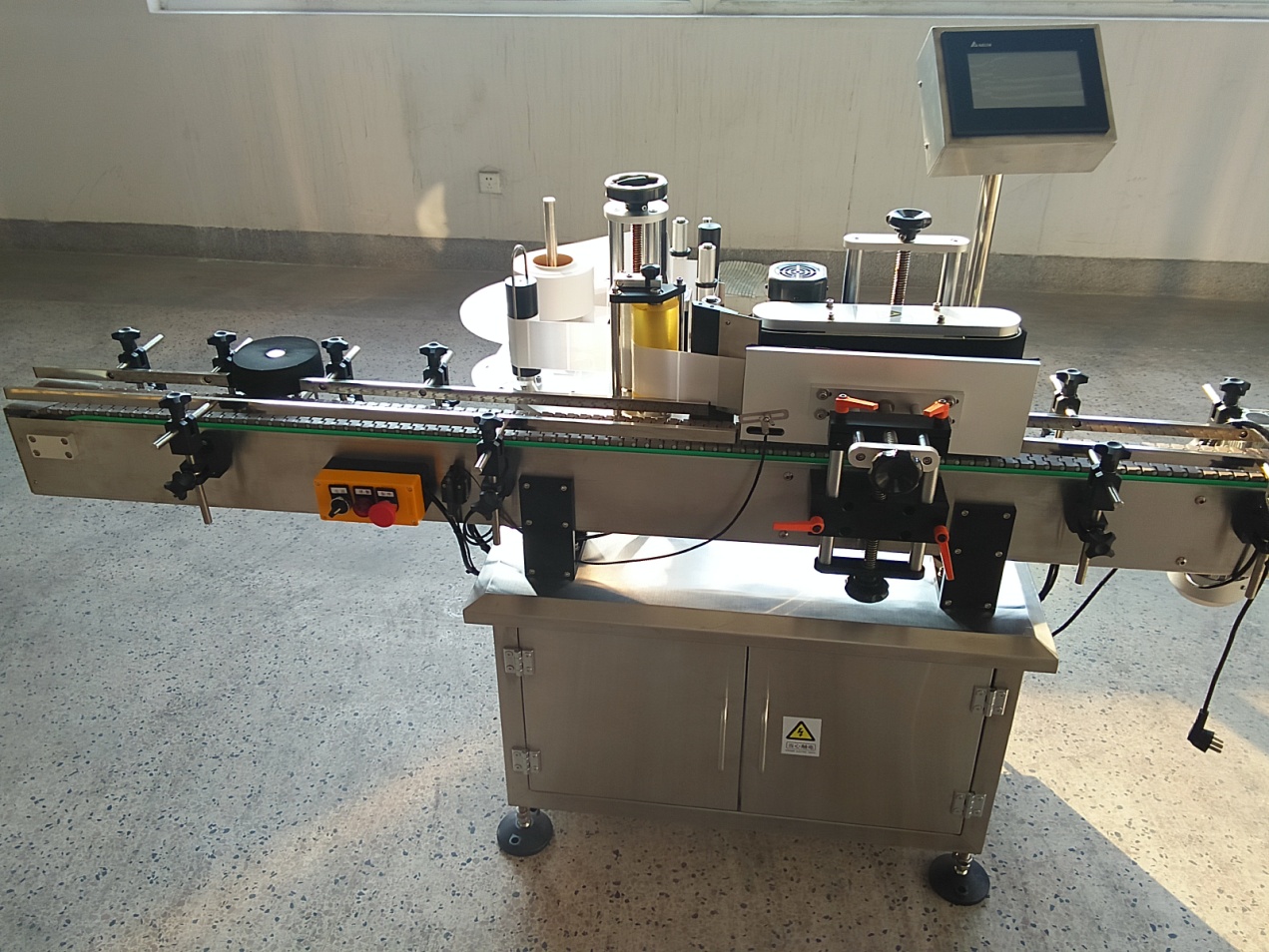 เครื่องติดฉลากสติกเกอร์อัตโนมัติ