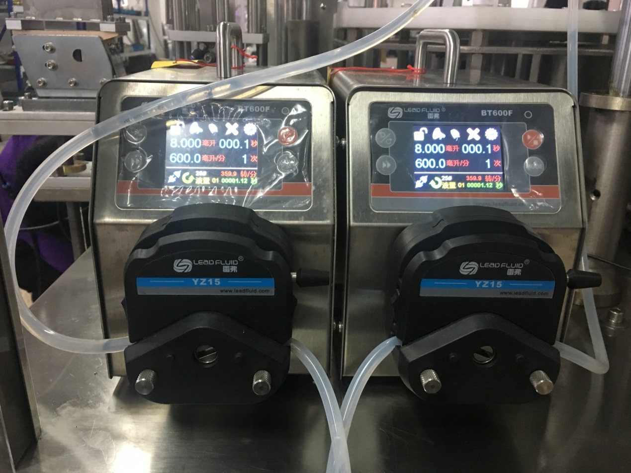 การเติมขวดยาฆ่าเชื้อแอลกอฮอล์และเครื่องตัดแต่งเครื่อง 04