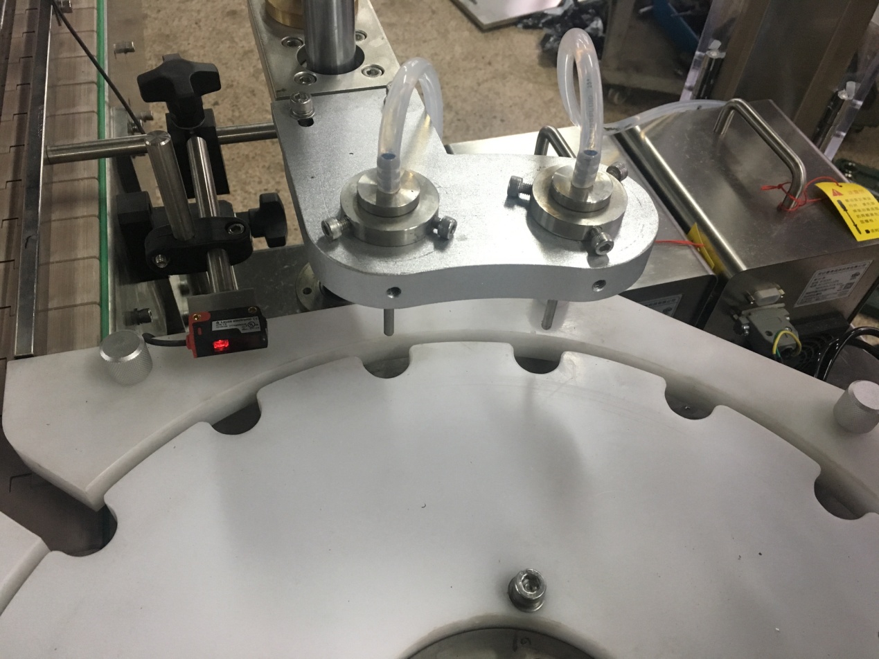 การเติมขวดยาฆ่าเชื้อแอลกอฮอล์และเครื่องตัดแต่งเครื่อง 03