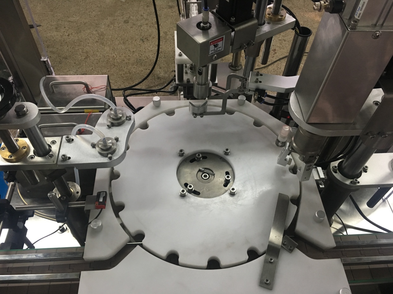 การเติมขวดยาฆ่าเชื้อแอลกอฮอล์และเครื่องตัดแต่งเครื่อง 02