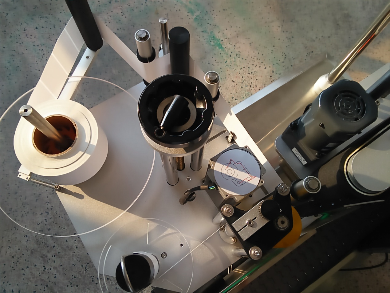 การเติมขวดยาฆ่าเชื้อแอลกอฮอล์และเครื่องตัดแต่งเครื่อง 10